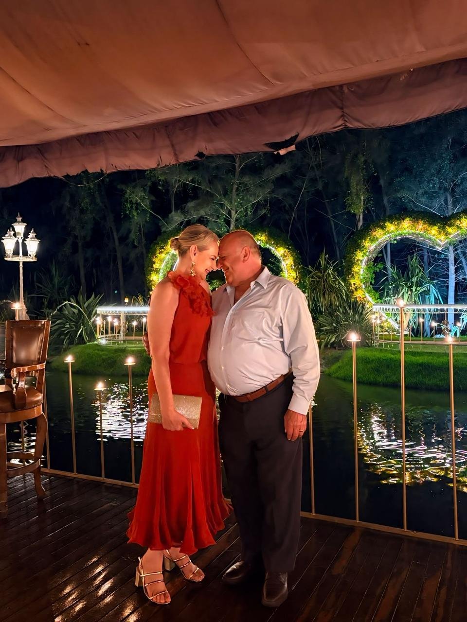 Miriam y Sergio en evento nocturno con arcos luminosos